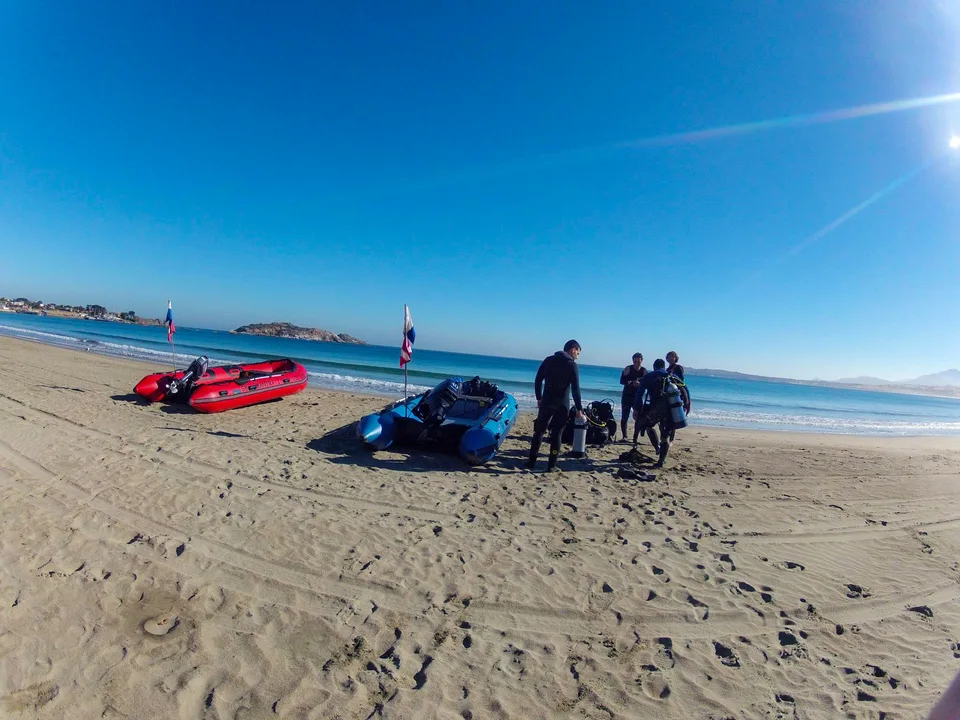 Botes Bluebay en una playa abierta