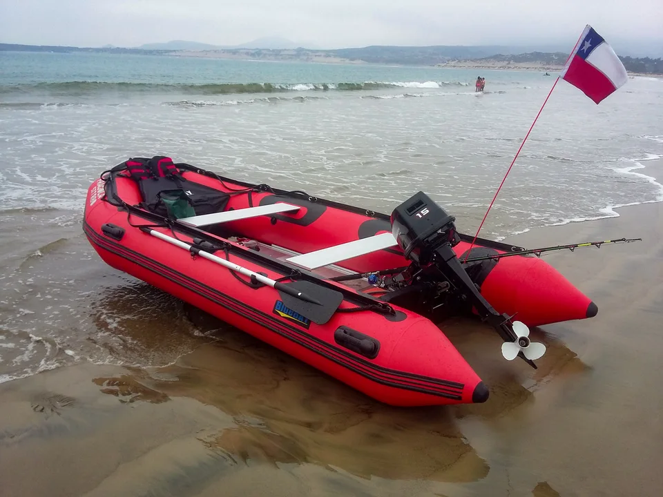Bote rojo con bandera chilena en la playa