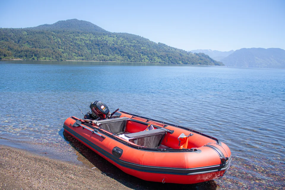 Bote rojo listo para navegar en el lago