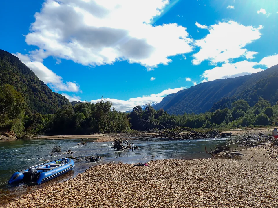 Bote azul en un paisaje de montaña
