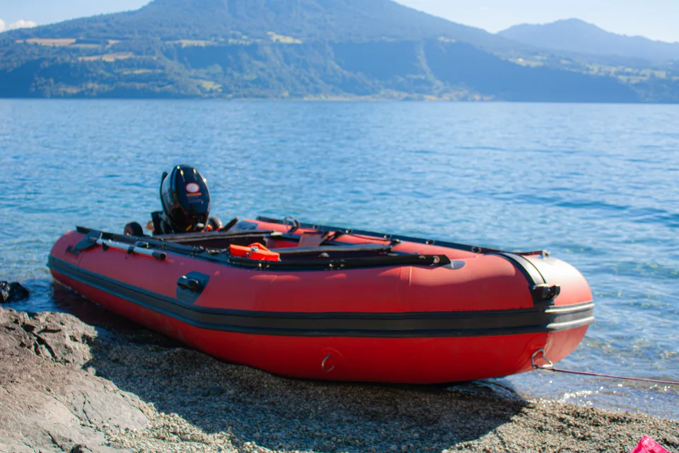 Bote rojo junto a aguas turquesa
