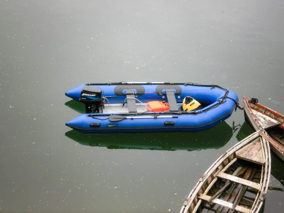Bote azul junto a un embarcadero