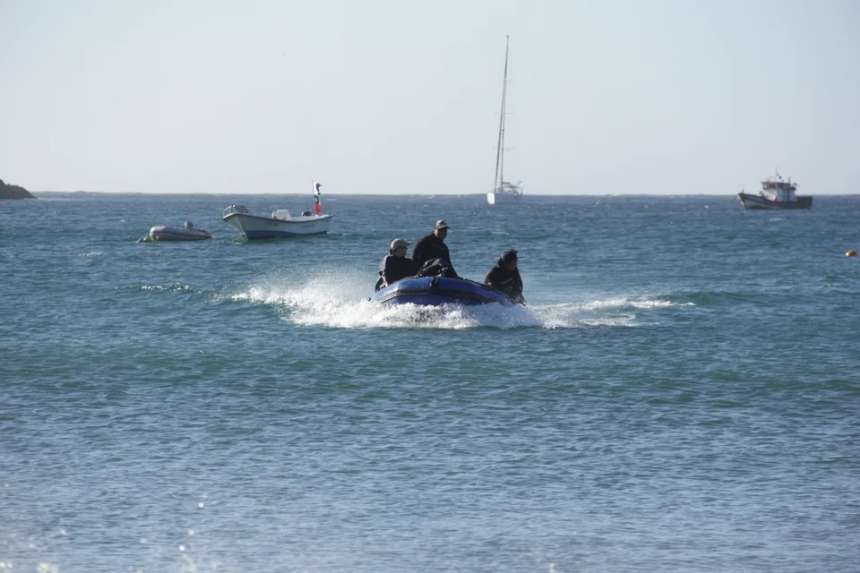 Navegación en bote azul junto a la costa